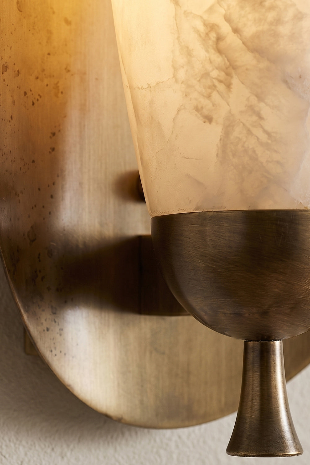 Arc Shield Alabaster Wall lamp