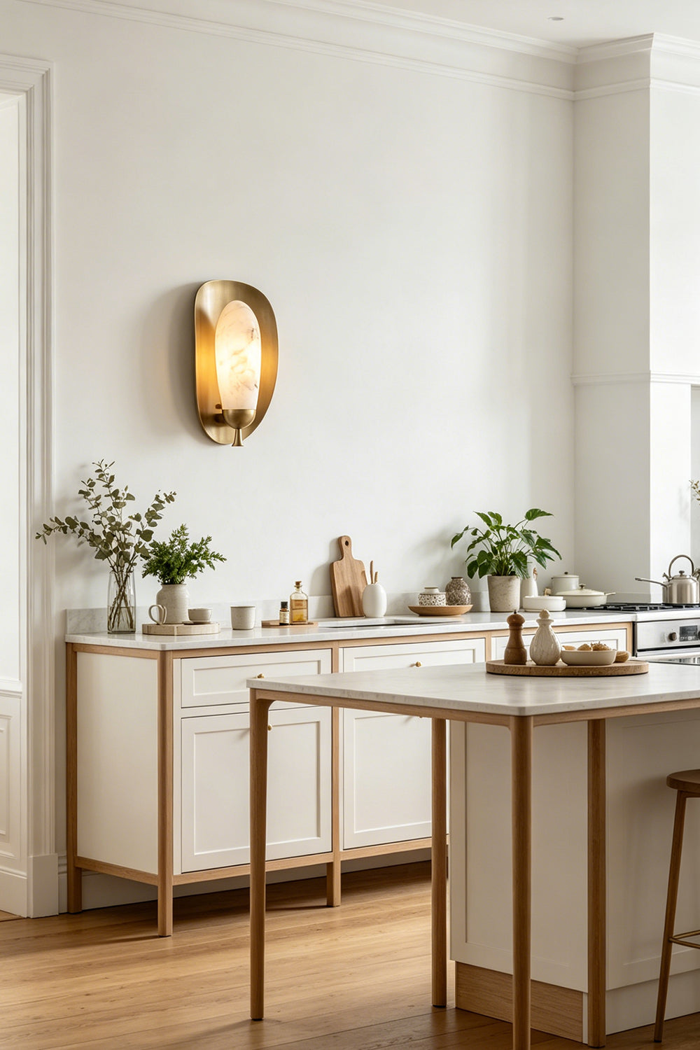 Arc Shield Alabaster Wall lamp