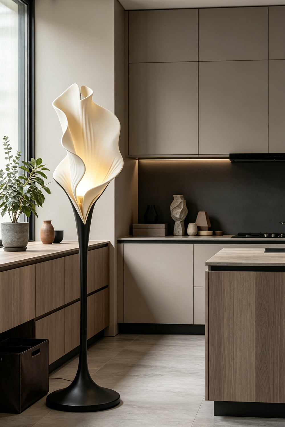 Calla Muse Resin Floor Lamp